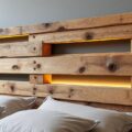 apprenez à fabriquer votre propre tête de lit originale et écologique en utilisant des palettes en bois recyclées. un guide simple et créatif pour décorer votre chambre.