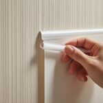 apprenez à poser du papier peint vous-même facilement et sans bulles grâce à nos conseils pratiques et astuces étape par étape.